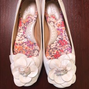 Born Soft Pink Flats w Rose Appliqué